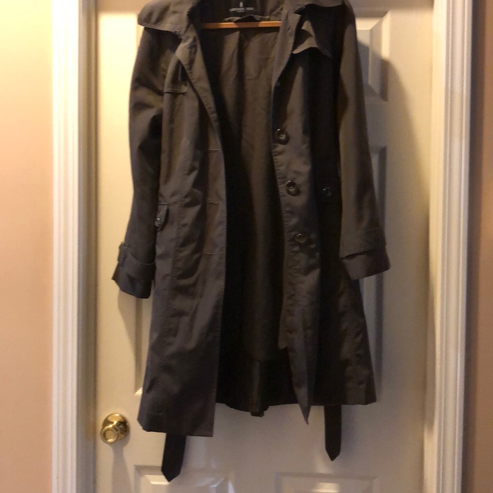 Raincoat with zip outlining